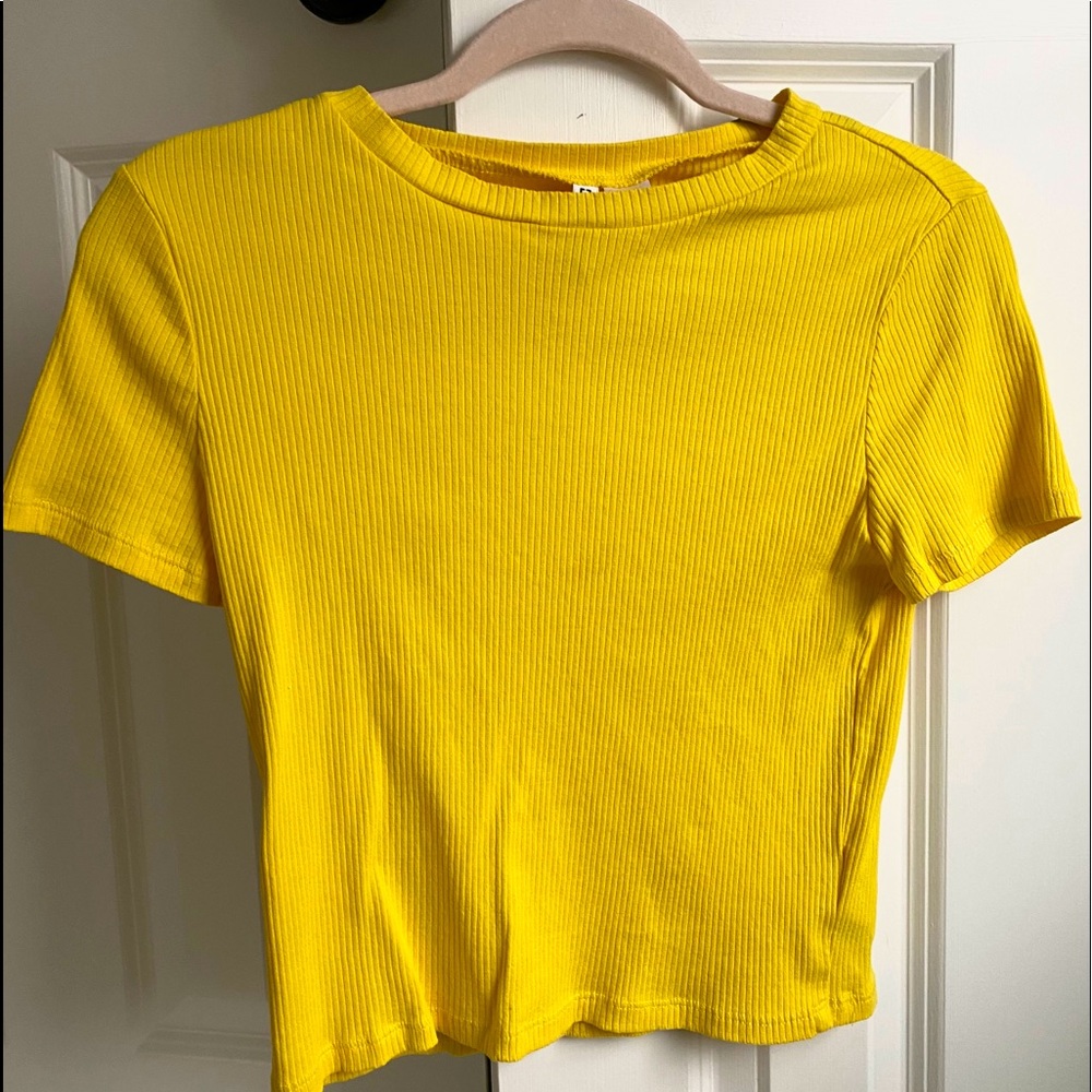 divided xs yellow tee !